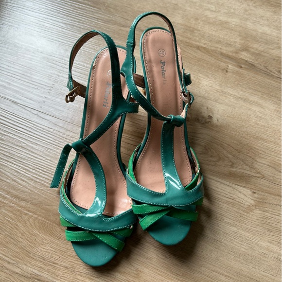 Green Low Heel Shoes - Picture 2 of 9
